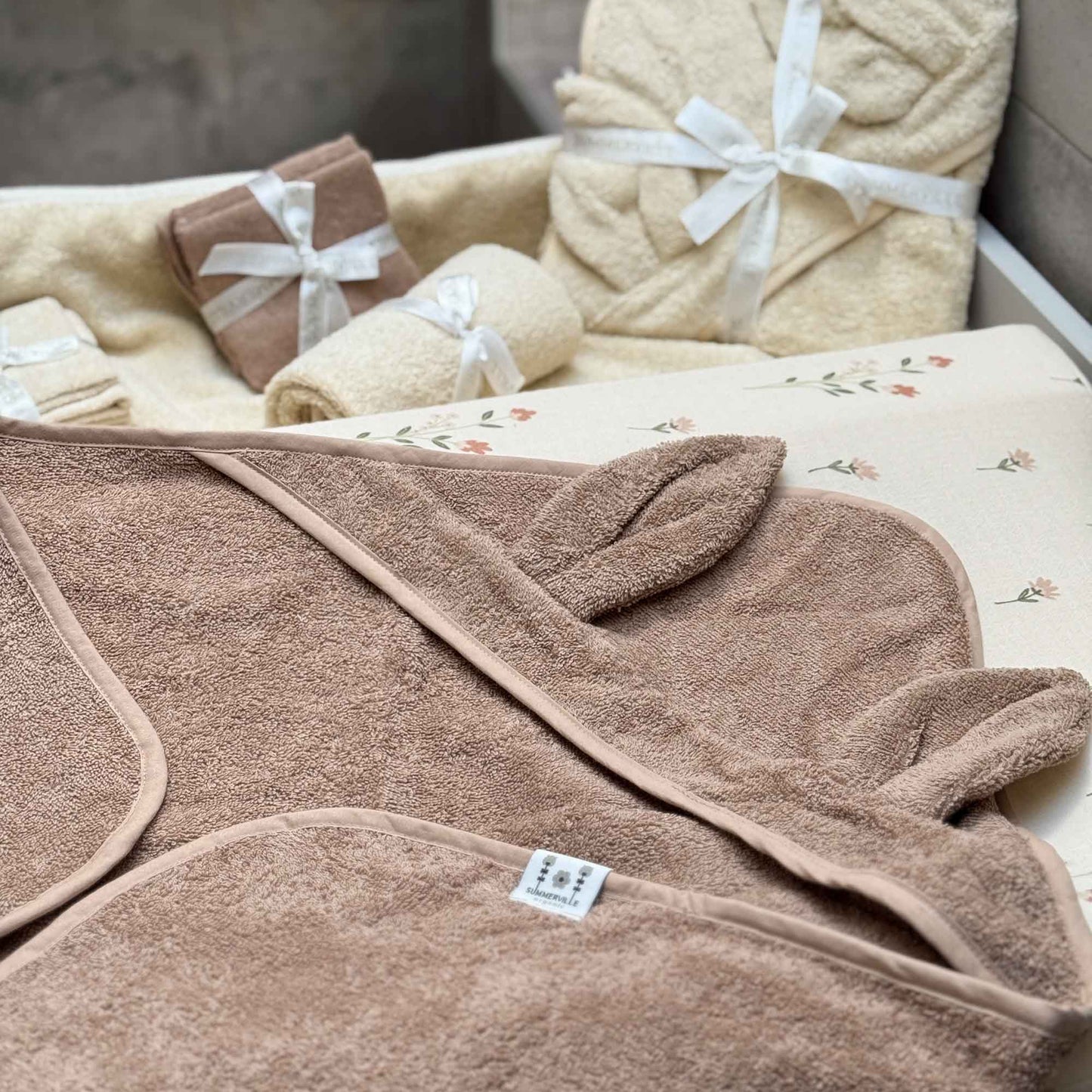 Babyhåndklæde i økologisk bomuld med hætte og kaninører - Warm Taupe