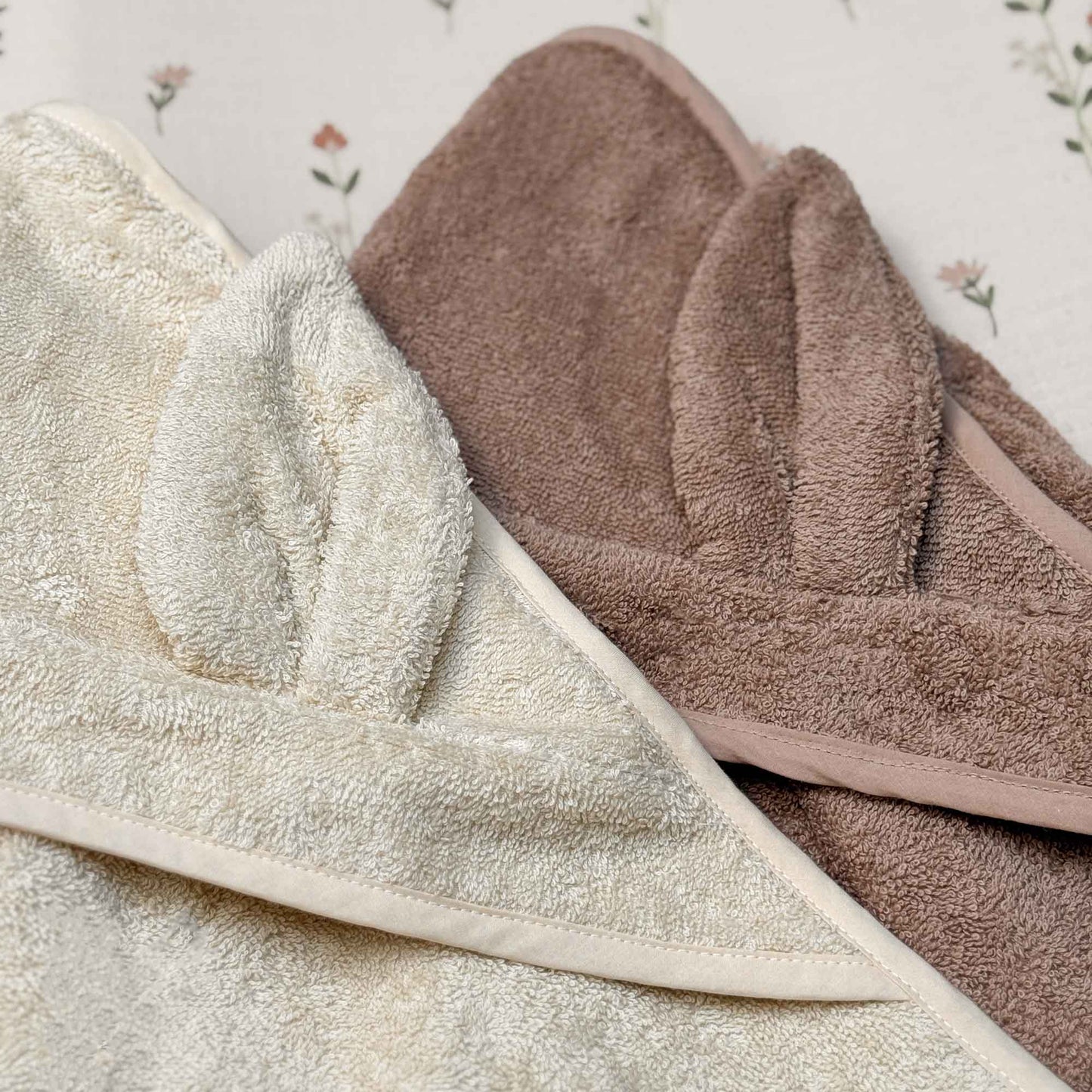 Babyhåndklæde i økologisk bomuld med hætte og kaninører - Warm Taupe