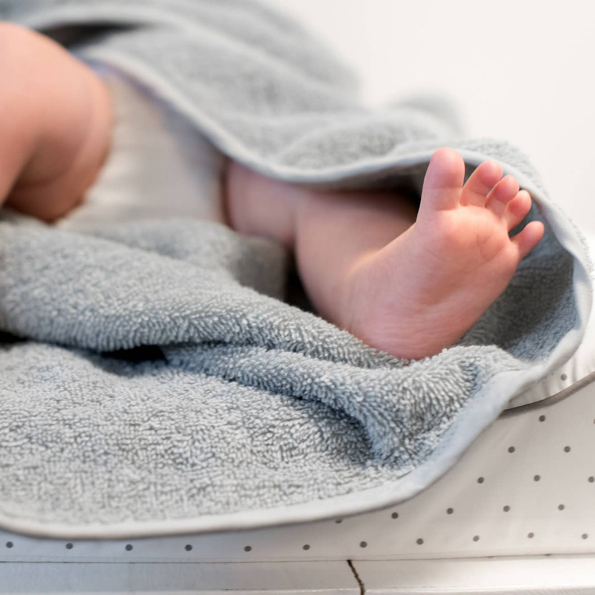 Babyhåndklæde i økologisk bomuld med hætte og kaninører - Silver Grey