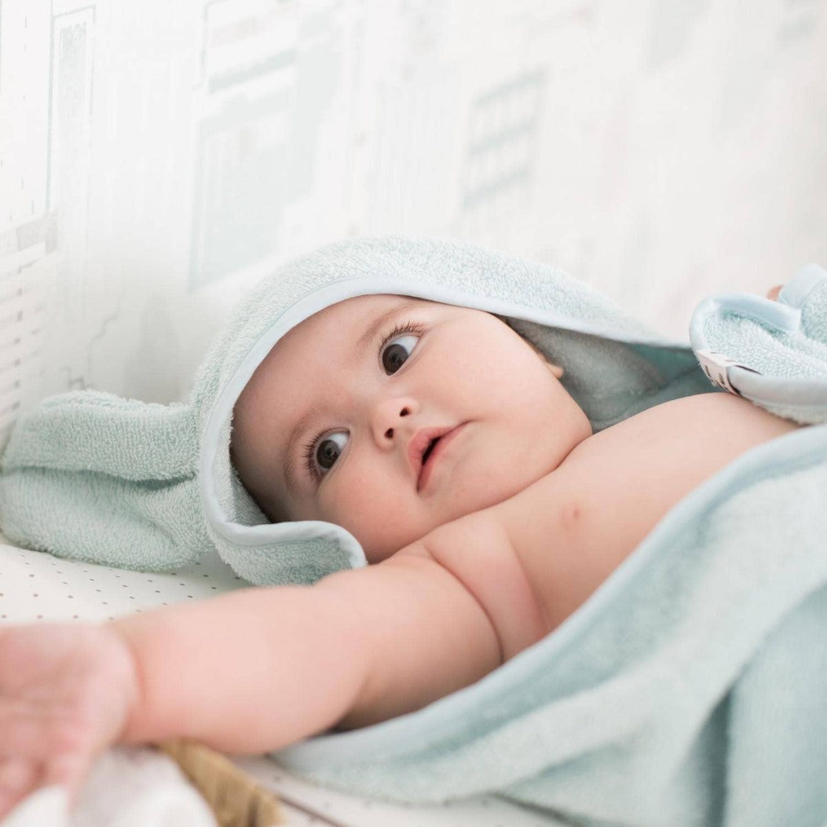 Babyhåndklæde i økologisk bomuld med hætte og kaninører - Sapphire