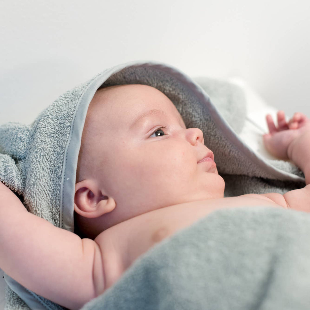 Babyhåndklæde i økologisk bomuld med hætte og kaninører - Silver Grey