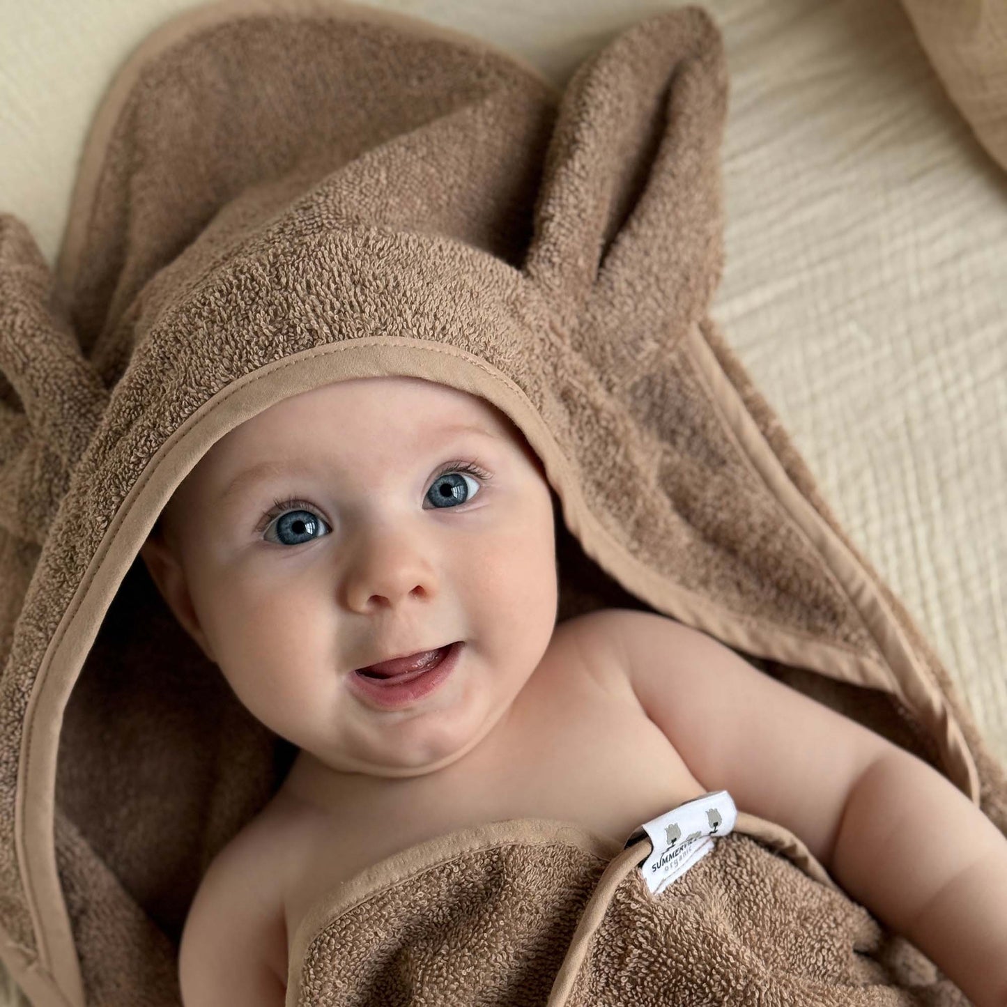 Babyhåndklæde i økologisk bomuld med hætte og kaninører - Warm Taupe